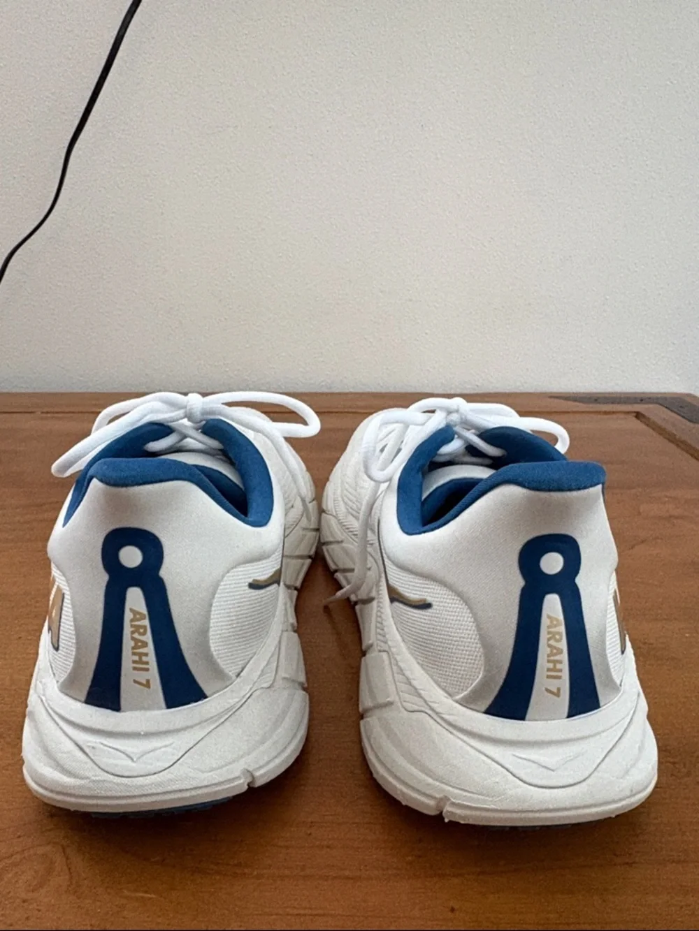 Hoka Arahi 7 White and Blue Running Shoe Size 9.5